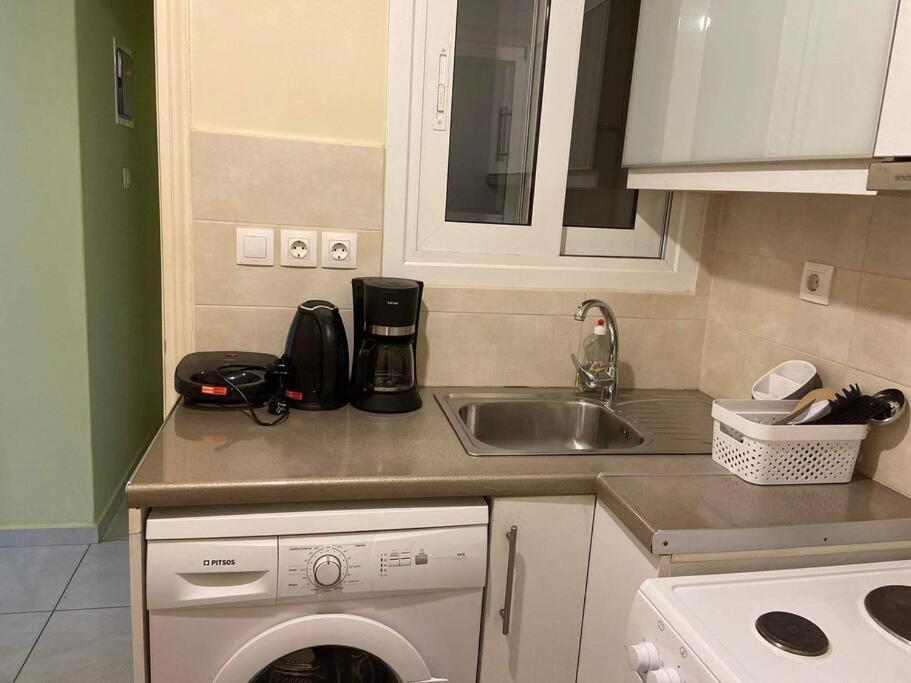 Cozy Apartment In The Heart Of Атина Екстериор снимка